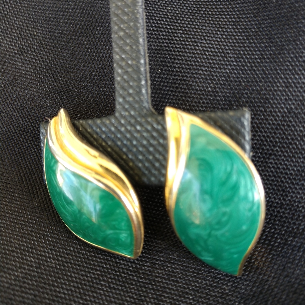 📌SALE $7. 📌Vtg 90's Green Swirl Enamel & Gold Post Earrings